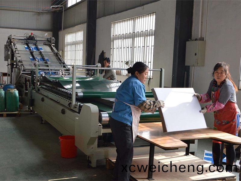 全自(zi)動裱瓦(wa)稜(leng)楞(leng)機(jī)(ji)